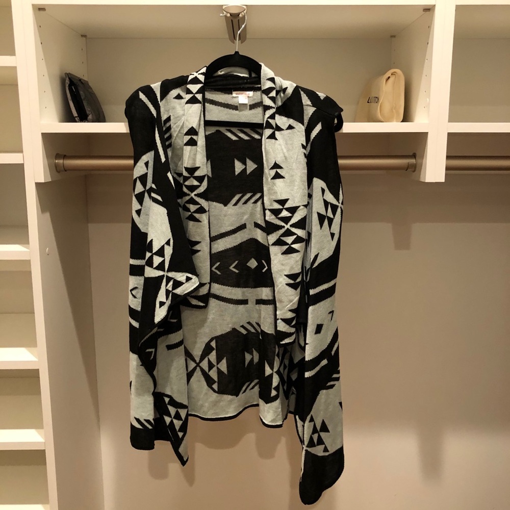 Sleeveless black and grey open front cardigan
